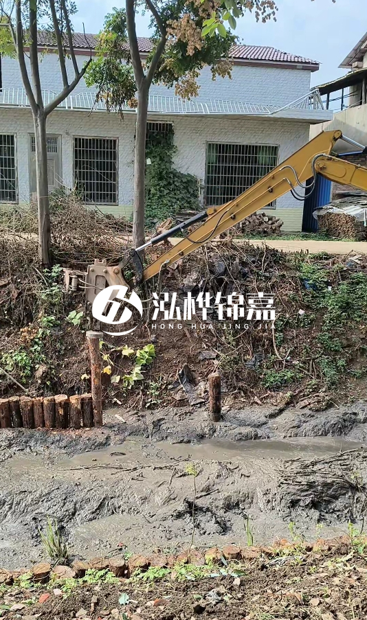 三明挖機(jī)打木樁專業(yè)施工-河道邊打木樁如何防止木樁傾斜？